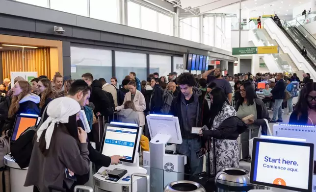 2026年3月22日周日，紐約甘迺迪國際機場，旅客在運輸安全管理局（TSA）的安檢隊伍中等候。(美聯社圖片/Yuki Iwamura) AP圖片