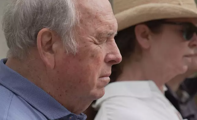 一名男子於2026年3月22日周日，在北卡羅來納州羅利（Raleigh, N.C.）的J.C.勞爾斯頓植物園（J.C. Raulston Arboretum）舉行的「森林浴」活動中閉目冥想。(美聯社圖片/Allen G. Breed) AP圖片