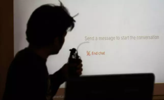 2026年3月4日，紐約，學生尼瓦（Surya Newa）在紐約大學史登商學院的課堂上使用人工智能口語代理時，身影被映襯出來。AP圖片