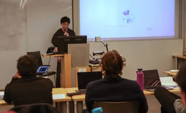 2026年3月4日，紐約，學生戴恩（Brian Dai）在紐約大學史登商學院的課堂上使用人工智能口語代理。AP圖片