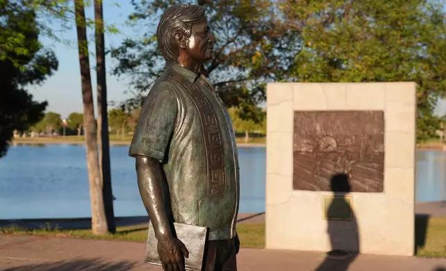2026年3月18日周三，亞利桑那州拉維恩（Laveen, Ariz.），塞薩爾查韋斯公園（Cesar Chavez Park）廣場中央矗立著塞薩爾查韋斯雕像，以紀念這位美國聯合農場工人（United Farm Workers）工會創辦人。（美聯社圖片/Ross D. Franklin） AP圖片
