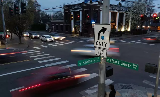 2026年3月18日周三，俄勒岡州波特蘭（Portland, Ore.），車輛駛過東南塞薩爾查韋斯大道（Southeast César E Chávez Boulevard）。（美聯社圖片/Jenny Kane） AP圖片