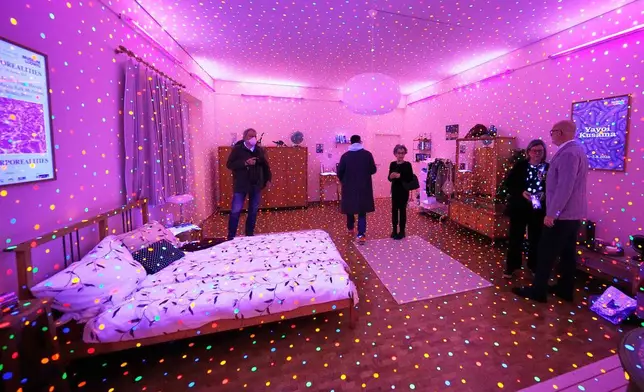 民眾在2026年3月12日周四於科隆路德維希博物館舉行的草間彌生大型展覽預展中，觀賞藝術裝置《我在這裡，但什麼也不是》（I'm here - but Nothing）。(AP Photo/Martin Meissner) AP圖片