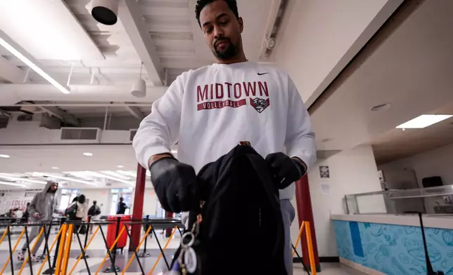 2026年3月6日周五，亞特蘭大中城高中 (Midtown High School) 的體育主任羅德希爾 (Rod Hill) 檢查一名學生的背包。(美聯社圖片/Mike Stewart) AP圖片