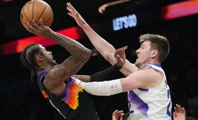 2026年3月28日周六，在鳳凰城舉行的一場NBA籃球賽上半場（First half），鳳凰城太陽（Phoenix Suns）後衛謝倫格連（Jalen Green）（左）在猶他爵士（Utah Jazz）前鋒基爾菲利普斯基（Kyle Filipowski）防守下起手投籃。(美聯社圖片/羅斯·D·富蘭克林) AP圖片