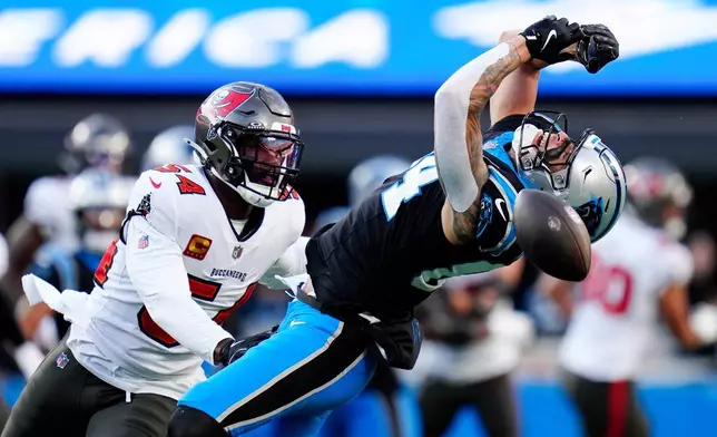 資料圖片：2024年12月1日，在北卡羅來納州夏洛特舉行的一場美式足球聯盟（NFL）比賽上半場，坦帕灣海盜線衛拉方特戴維（Lavonte David）阻截卡羅來納黑豹（Carolina Panthers）近端鋒費利佩法蘭克斯（Feleipe Franks）的傳球。(美聯社圖片/Rusty Jones) AP圖片