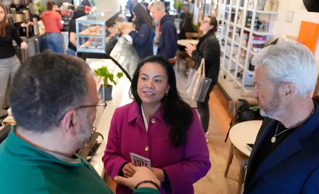 新澤西州第11國會選區民主黨候選人安娜莉莉亞·梅希亞，2026年3月24日周二在新澤西州莫里斯敦的一間咖啡店與人交談。（美聯社圖片/Seth Wenig） AP圖片