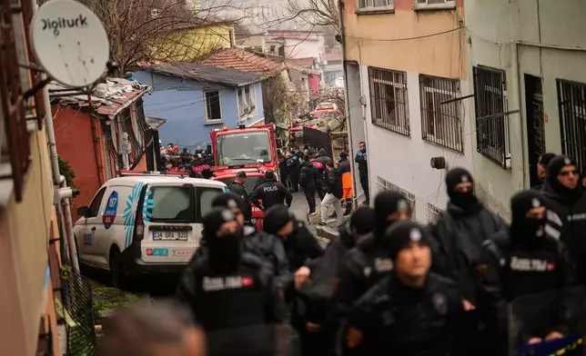 警方在伊斯坦堡兩座住宅建築物倒塌現場附近維持秩序，攝於2026年3月22日周日。(美聯社圖片/Khalil Hamra) AP圖片