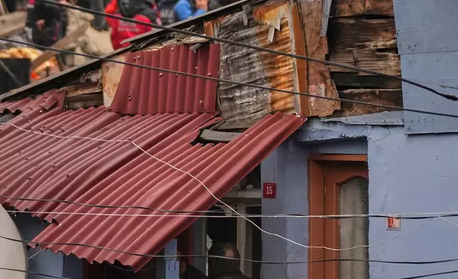 搜救隊伍及消防員在伊斯坦堡兩座住宅建築物倒塌現場進行搜救，攝於2026年3月22日周日。(美聯社圖片/Khalil Hamra) AP圖片