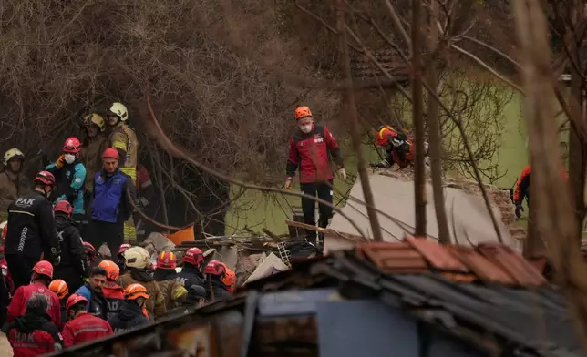 搜救隊伍及消防員在伊斯坦堡兩座住宅建築物倒塌現場進行搜救，攝於2026年3月22日周日。(美聯社圖片/Khalil Hamra) AP圖片