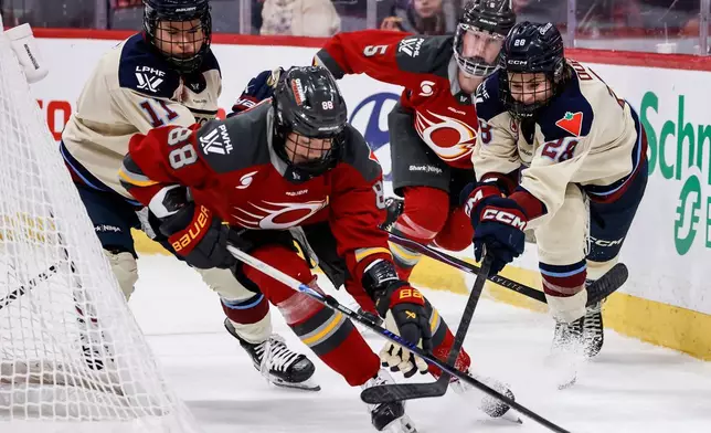 渥太華衝鋒隊的朗婭·薩沃萊寧（Ronja Savolainen）（88號）在2026年3月22日周日加拿大溫尼伯舉行的職業女子冰球聯賽上半場比賽中，防守蒙特利爾勝利隊的嘉芙蓮·杜布瓦（Catherine Dubois）（28號）。(John Woods/加拿大通訊社 via AP) AP圖片