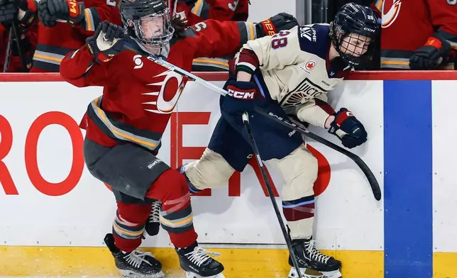 渥太華衝鋒隊的羅利·吉爾迪（Rory Guilday）（5號）在2026年3月22日周日加拿大溫尼伯舉行的職業女子冰球聯賽上半場比賽中，防守蒙特利爾勝利隊的嘉芙蓮·杜布瓦（Catherine Dubois）（28號）。(John Woods/加拿大通訊社 via AP) AP圖片