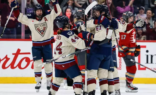 蒙特利爾勝利隊的妮歌·哥斯寧（Nicole Gosling）（61號）在2026年3月22日周日溫尼伯舉行的職業女子冰球聯賽下半場比賽中，慶祝她對渥太華衝鋒隊的入球。(John Woods/加拿大通訊社 via AP) AP圖片