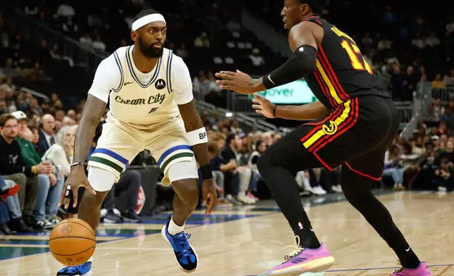 密爾沃基公鹿隊前鋒卜比波迪斯（9號）在周三（2026年3月4日）於密爾沃基舉行的一場NBA籃球賽上半場，對陣阿特蘭大鷹隊的奧尼卡奧孔古時切入。 AP圖片