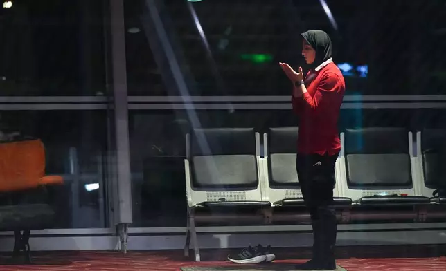 一名伊朗 (Iran) 女子足球隊 (women's soccer team) 成員於2026年3月16日周一，在馬來西亞 (Malaysia) 雪邦 (Sepang) 的吉隆坡 (Kuala Lumpur) 國際機場祈禱。(美聯社圖片/Azneal Ishak) AP圖片