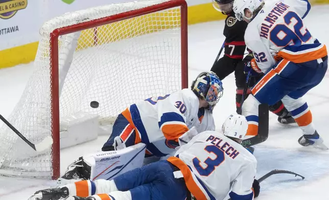 紐約島人隊門將伊利亞索羅金（Ilya Sorokin，30號）與亞當佩萊奇（Adam Pelech，3號）在第三節國家冰球聯盟賽事中，目睹渥太華參議員隊球員布雷迪卓卡克（Brady Tkachuk，7號）在島人隊球員西蒙荷姆斯特羅姆（Simon Holmstrom，92號）的壓力下射入致勝球。攝於2026年3月19日周四，加拿大安大略省渥太華。(Adrian Wyld/The Canadian Press via AP) AP圖片