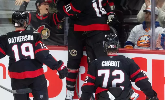 渥太華參議員隊球員布雷迪卓卡克（Brady Tkachuk，中左）在第三節對陣紐約島人隊的國家冰球聯盟賽事中入球後，與隊友佐敦史賓斯（Jordan Spence，10號）、德雷克巴瑟森（Drake Batherson，19號）及湯馬士查博（Thomas Chabot，72號）一同慶祝。攝於2026年3月19日周四，加拿大安大略省渥太華。(Adrian Wyld/The Canadian Press via AP) AP圖片