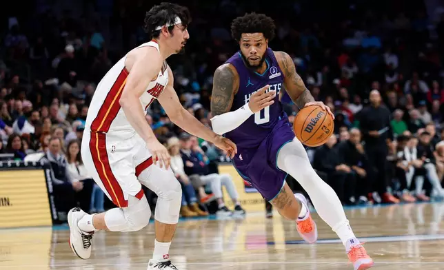 夏洛特黃蜂（Charlotte Hornets）前鋒米爾斯布里奇斯（Miles Bridges）（右）運球突破邁阿密熱火（Miami Heat）前鋒占美查基斯二世（Jaime Jaquez Jr.）。AP圖片