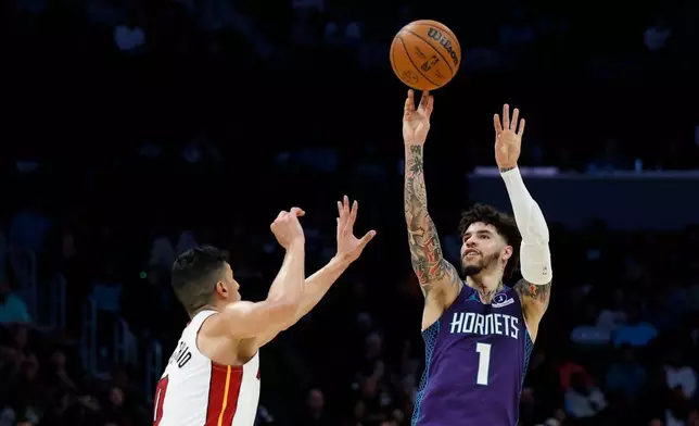 夏洛特黃蜂（Charlotte Hornets）後衛拉美路波爾（LaMelo Ball）（1號）在邁阿密熱火（Miami Heat）前鋒西蒙尼方迪基奧（Simone Fontecchio）頭上投籃。 P圖片