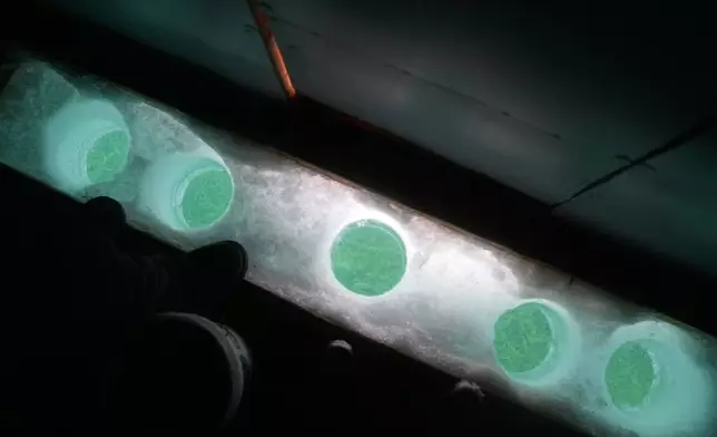 (美聯社圖片/Kamran Jebreili) 2026年1月7日，周三，在多倫多以北的因尼斯菲爾地區，結冰的西姆科湖上鑿開了冰釣孔。 AP圖片