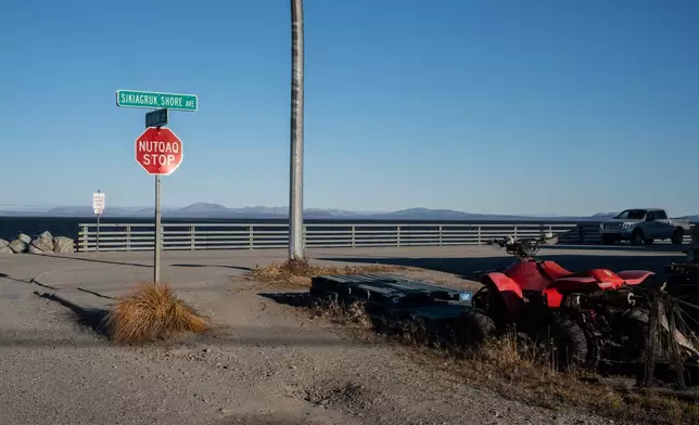 (美聯社圖片/Annika Hammerschlag) 2025年9月27日，周六，一輛四驅車停泊在阿拉斯加科策布。 AP圖片