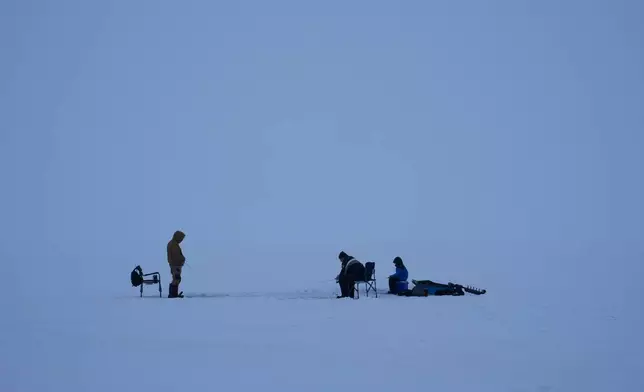(美聯社圖片/Kamran Jebreili) 2026年1月7日，周三，漁民在多倫多以北的因尼斯菲爾地區西姆科湖上冰釣。 AP圖片