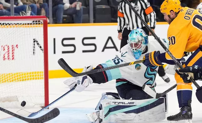 2026年3月19日周四，田納西州納許維爾，國家冰球聯盟賽事第二節，納許維爾掠奪者隊中鋒奧萊利（Ryan O’Reilly）（90號）射門，西雅圖海怪隊門將達科德（Joey Daccord）（35號）未能撲出。（美聯社圖片/George Walker IV） AP圖片