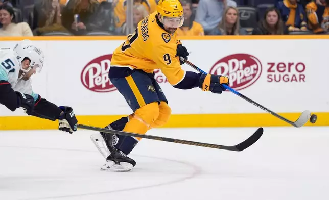 2026年3月19日周四，田納西州納許維爾，國家冰球聯盟賽事第三節，納許維爾掠奪者隊左翼費斯伯格（Filip Forsberg）（9號）將球擊過西雅圖海怪隊中鋒懷特（Shane Wright）（51號）。（美聯社圖片/George Walker IV） AP圖片