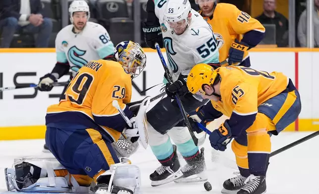 2026年3月19日周四，田納西州納許維爾，國家冰球聯盟賽事第三節，納許維爾掠奪者隊門將安努寧（Justus Annunen）（29號）及後衛烏夫科（Ryan Ufko）（85號）防守龍門，對抗西雅圖海怪隊後衛林格倫（Ryan Lindgren）（55號）。（美聯社圖片/George Walker IV） AP圖片