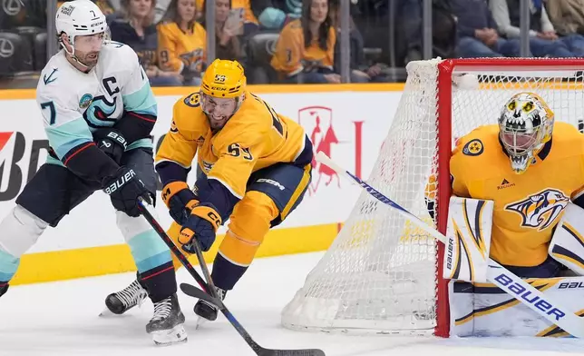 2026年3月19日周四，田納西州納許維爾，國家冰球聯盟賽事第一節，西雅圖海怪隊右翼艾伯利（Jordan Eberle）（7號）射門，納許維爾掠奪者隊後衛約西（Roman Josi）（59號）未能阻擋。（美聯社圖片/George Walker IV） AP圖片