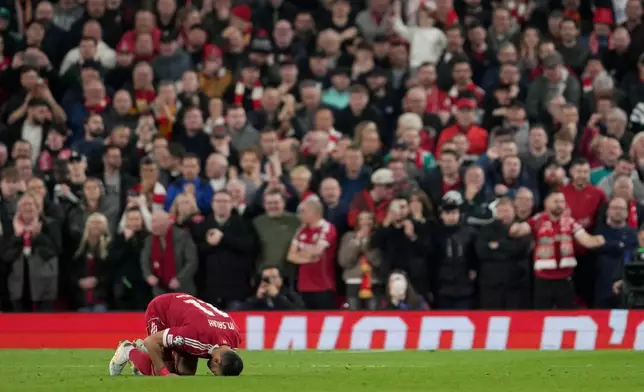 利物浦的穆罕默德沙拿在歐聯十六強次回合對陣加拉塔沙雷的足球賽事中，射入球隊第四球後慶祝。AP圖片