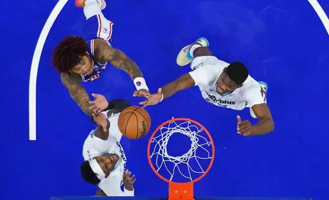 費城76人球員奧比（Kelly Oubre Jr.，左上）、孟菲斯灰熊球員哥維特（Cedric Coward，右）及普羅斯柏（Olivier-Maxence Prosper）爭奪球權。 AP圖片