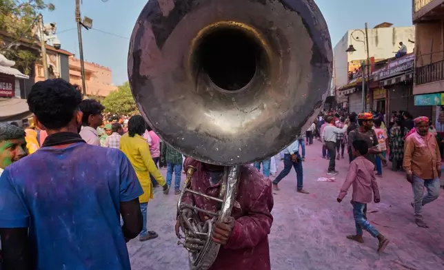 2026年2月27日，印度馬圖拉，一名參與灑紅節巡遊樂隊的成員正在演奏銅管樂器。(美聯社圖片/Manish Swarup) AP圖片