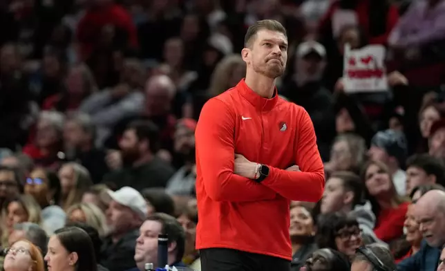 波特蘭拓荒者隊（Portland Trail Blazers）臨時主教練泰亞高史普利特（Tiago Splitter）在2026年3月23日周一於俄勒岡州波特蘭舉行的NBA籃球賽上半場，對陣布魯克林籃網隊（Brooklyn Nets）時的反應。(美聯社圖片/Jenny Kane) AP圖片
