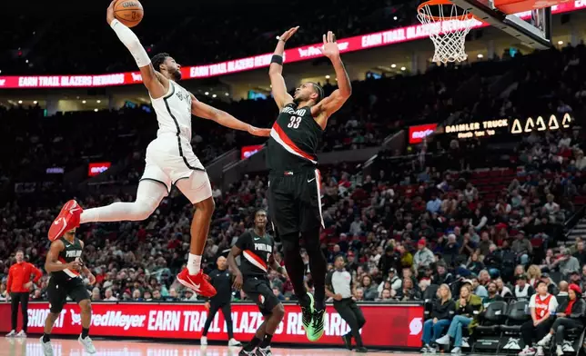 布魯克林籃網隊（Brooklyn Nets）後衛/前鋒贊尼莊臣（Chaney Johnson）在2026年3月23日周一於俄勒岡州波特蘭舉行的NBA籃球賽上半場，運球上籃，波特蘭拓荒者隊（Portland Trail Blazers）前鋒杜曼尼卡馬拉（Toumani Camara）（33號）防守。(美聯社圖片/Jenny Kane) AP圖片