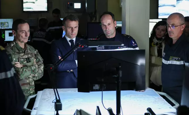 法國總統馬克龍（中左）於2026年3月9日周一訪問塞浦路斯期間，視察法國戴高樂號航空母艦的艦橋。(美聯社圖片/Gonzalo Fuentes/Pool Photo) AP圖片