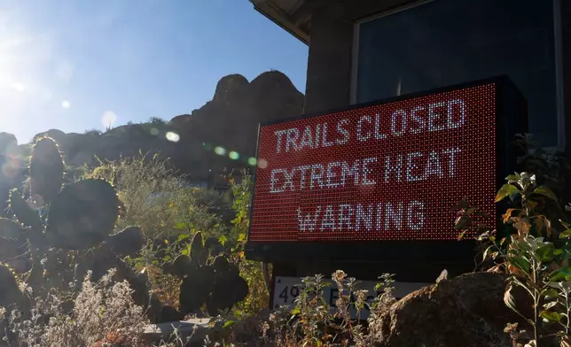 2026年3月19日周四，鳳凰城駱駝背山，一個告示牌警告遠足人士，步道因極端高溫而關閉。(美聯社圖片/Rebecca Noble) AP圖片