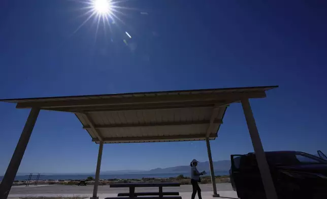 美國西南部冬季破紀錄高溫持續，一名女子周四（2026年3月19日）在加州北岸（North Shore）附近薩爾頓海（Salton Sea）旁的陰涼處休息後收拾物品。(美聯社圖片/Gregory Bull) AP圖片