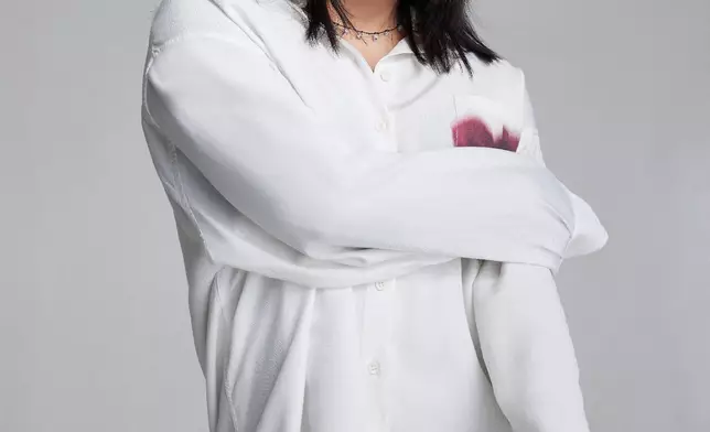 3.28 Busking by the Sea by Siuhau 鄧小巧