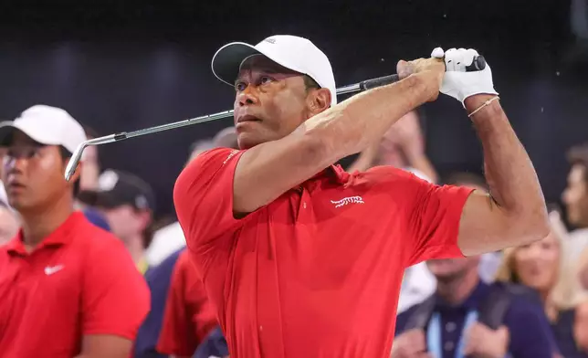 活士（Tiger Woods）於2026年3月24日周二，在佛羅里達州棕櫚灘花園（Palm Beach Gardens, Fla.）舉行的TGL決賽高爾夫球賽前，從草墊練習擊球。(美聯社圖片/Reinhold Matay) AP圖片