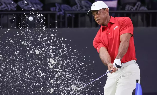 活士（Tiger Woods）於2026年3月24日周二，在佛羅里達州棕櫚灘花園（Palm Beach Gardens, Fla.）舉行的TGL決賽高爾夫球賽前，從沙坑練習擊球。(美聯社圖片/Reinhold Matay) AP圖片