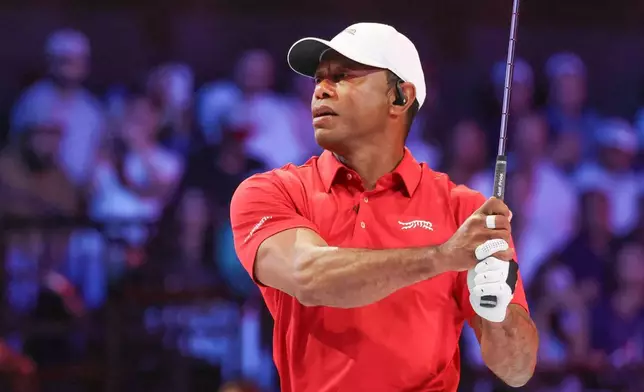 祖比特連斯高爾夫球會（Jupiter Links Golf Club）的活士（Tiger Woods）於2026年3月24日周二，在佛羅里達州棕櫚灘花園（Palm Beach Gardens, Fla.）舉行的TGL決賽高爾夫球賽中，在第二洞發球。(美聯社圖片/Reinhold Matay) AP圖片