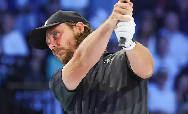 祖比特連斯高爾夫球會（Jupiter Links Golf Club）的費利活（Tommy Fleetwood）於2026年3月24日周二，在佛羅里達州棕櫚灘花園（Palm Beach Gardens, Fla.）舉行的TGL決賽高爾夫球賽中，在第二洞發球。(美聯社圖片/Reinhold Matay) AP圖片