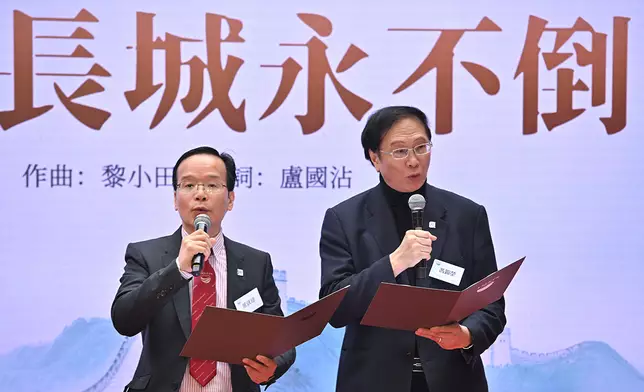 珠海學院文學與社會科學院院長馮錦榮教授與中國文學系系主任董就雄教授合唱經典金曲《萬里長城永不倒》。