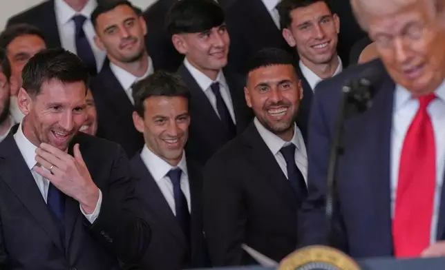 美斯（左）與隊友在白宮東廳聆聽總統特朗普發言，出席表彰2025年美職聯冠軍國際邁阿密的活動。攝於2026年3月5日周四，華盛頓。（美聯社圖片/Julia Demaree Nikhinson） AP圖片