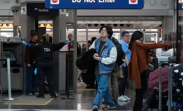 旅客於2026年3月21日周六在芝加哥奧黑爾國際機場（O'Hare International Airport）接受運輸安全管理局（TSA）安檢。(美聯社圖片/佐藤喜一郎) AP圖片