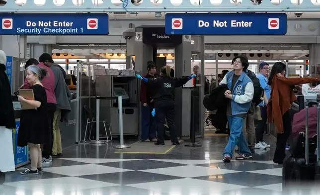 旅客於2026年3月21日周六在芝加哥奧黑爾國際機場（O'Hare International Airport）接受運輸安全管理局（TSA）安檢。(美聯社圖片/佐藤喜一郎) AP圖片