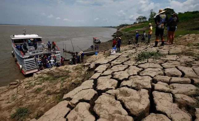 檔案圖片：2023年10月24日，巴西亞馬遜州（Amazonas state）卡雷羅達瓦爾澤亞（Careiro da Varzea），一個河畔社區的居民在持續乾旱後領取援助物資，包括食物和飲用水容器。 AP圖片