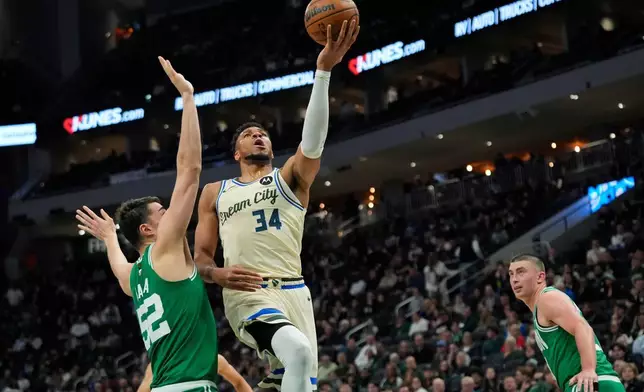 密爾沃基公鹿球員揚尼斯·安戴托昆波（34號）在NBA籃球賽上半場對陣波士頓塞爾特人球員盧卡·加爾扎。攝於2026年3月2日星期一，密爾沃基。(美聯社圖片/Aaron Gash) AP圖片