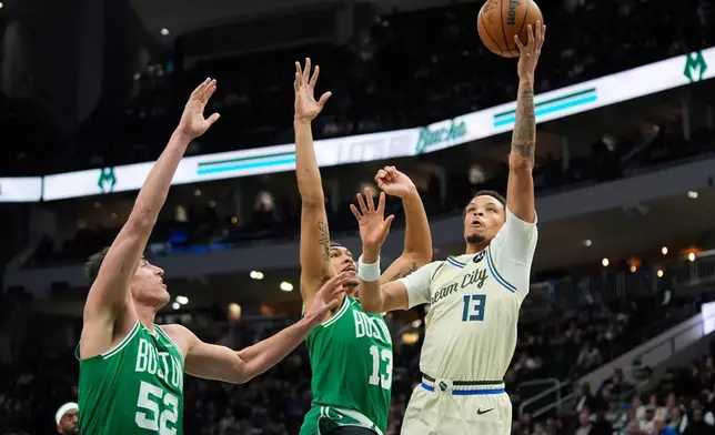 密爾沃基公鹿球員賴恩·羅林斯（右）在NBA籃球賽上半場對陣波士頓塞爾特人球員朗·夏柏二世及盧卡·加爾扎。攝於2026年3月2日星期一，密爾沃基。(美聯社圖片/Aaron Gash) AP圖片